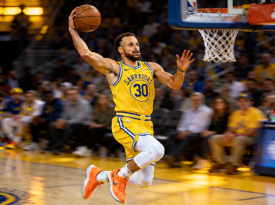 篮球明星斯蒂芬·库里在比赛中投三分球的特写镜头